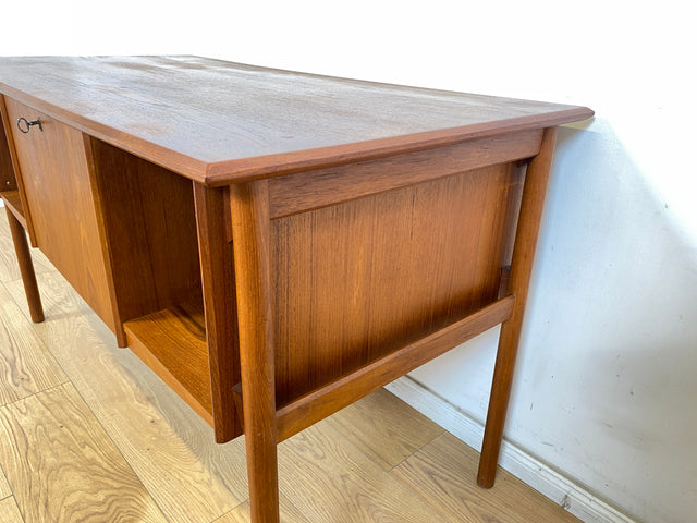 WMK Stilvoller und sehr gut erhaltener skandinavischer Schreibtisch in Teakholz , freistehend mit Regal und Fach an der Rückseite # Arbeitstisch Bürotisch Desk Danisch Design Mid-Century Vintage Teak