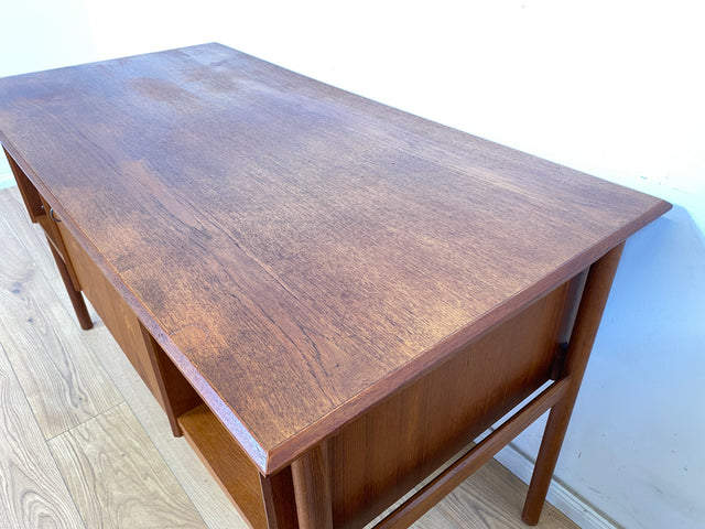 WMK Stilvoller und sehr gut erhaltener skandinavischer Schreibtisch in Teakholz , freistehend mit Regal und Fach an der Rückseite # Arbeitstisch Bürotisch Desk Danisch Design Mid-Century Vintage Teak