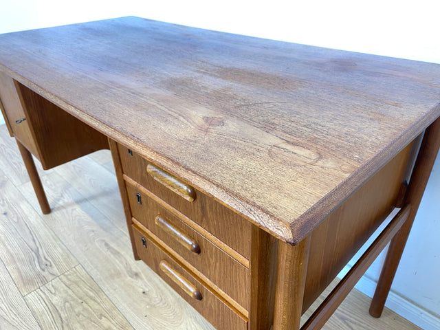 WMK Stilvoller und sehr gut erhaltener skandinavischer Schreibtisch in Teakholz , freistehend mit Regal und Fach an der Rückseite # Arbeitstisch Bürotisch Desk Danisch Design Mid-Century Vintage Teak