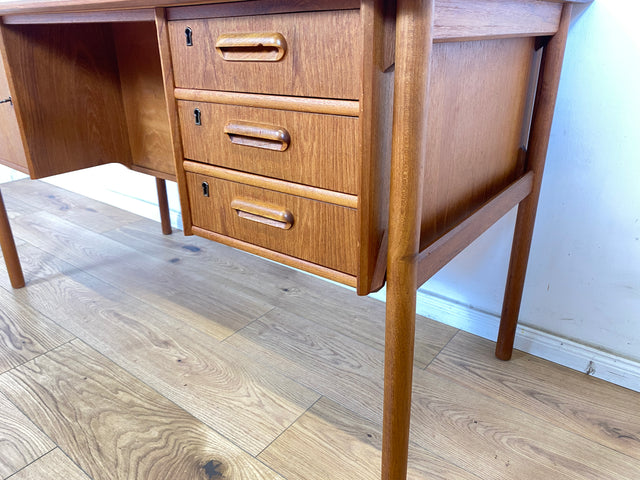 WMK Stilvoller und sehr gut erhaltener skandinavischer Schreibtisch in Teakholz , freistehend mit Regal und Fach an der Rückseite # Arbeitstisch Bürotisch Desk Danisch Design Mid-Century Vintage Teak