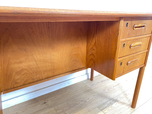 WMK Stilvoller und sehr gut erhaltener skandinavischer Schreibtisch in Teakholz , freistehend mit Regal und Fach an der Rückseite # Arbeitstisch Bürotisch Desk Danisch Design Mid-Century Vintage Teak