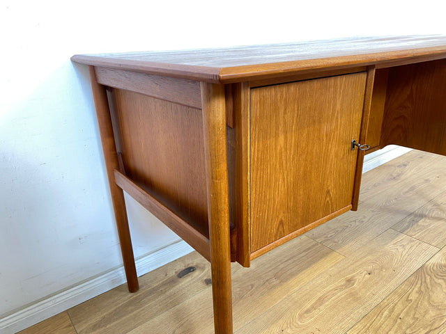 WMK Stilvoller und sehr gut erhaltener skandinavischer Schreibtisch in Teakholz , freistehend mit Regal und Fach an der Rückseite # Arbeitstisch Bürotisch Desk Danisch Design Mid-Century Vintage Teak