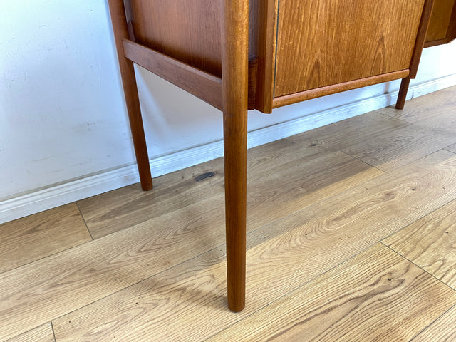 WMK Stilvoller und sehr gut erhaltener skandinavischer Schreibtisch in Teakholz , freistehend mit Regal und Fach an der Rückseite # Arbeitstisch Bürotisch Desk Danisch Design Mid-Century Vintage Teak