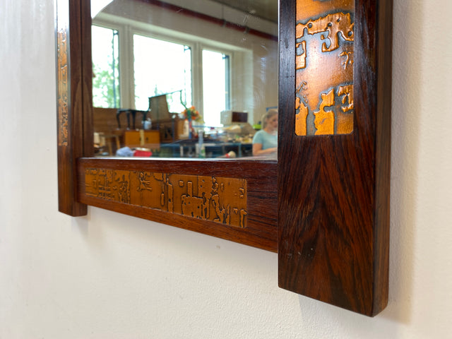 WMK Besonders schöner und sehr gut erhaltener großer skandinavischer Wandspiegel aus edlem Palisander mit kunstvollen Messing Beschlägen # Spiegel Holzspiegel Holzrahmen Mid-Century Rosewood Vintage