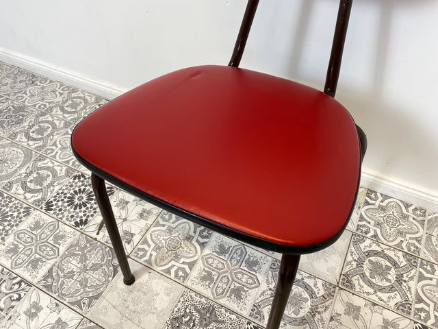 WMK Retro pur! Set aus 4 formschönen & gut erhaltenen dänischen Mid-Century Küchenstühlen mit roter Kunstlederpolsterung # Stühle Esszimmerstühle Metallstühle Dininig chairs Space Age Vintage DDR