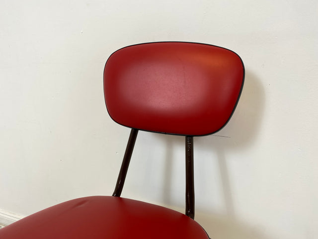 WMK Retro pur! Set aus 4 formschönen & gut erhaltenen dänischen Mid-Century Küchenstühlen mit roter Kunstlederpolsterung # Stühle Esszimmerstühle Metallstühle Dininig chairs Space Age Vintage DDR