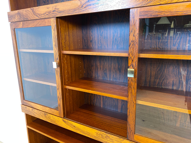 WMK Hochwertiger und sehr gut erhaltener skandinavische Bücherschrank in Palisander mit Vitrine & edlen Messinggriffen # Regal Bücherregal Wohnzimmerschrank Highboard Sideboard Rosewood Vintage Design