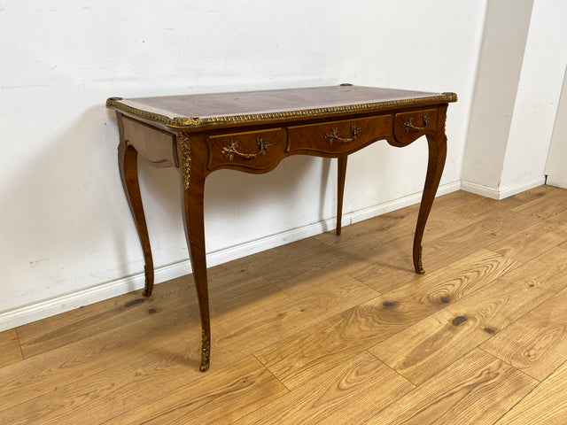 WMK Prunkvoller & filigraner freistehender Schreibtisch im Stile von Louis XV mit Schreibfläche im Leder & edlen Messingbeschlägen, um 1960 # Bureau Plat Arbeitstisch Lady Sekretär Desk Barock Vintage