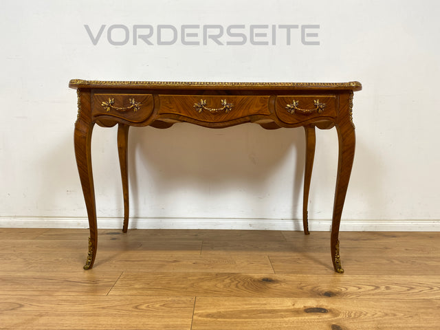 WMK Prunkvoller & filigraner freistehender Schreibtisch im Stile von Louis XV mit Schreibfläche im Leder & edlen Messingbeschlägen, um 1960 # Bureau Plat Arbeitstisch Lady Sekretär Desk Barock Vintage