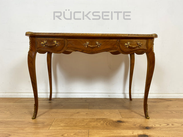 WMK Prunkvoller & filigraner freistehender Schreibtisch im Stile von Louis XV mit Schreibfläche im Leder & edlen Messingbeschlägen, um 1960 # Bureau Plat Arbeitstisch Lady Sekretär Desk Barock Vintage