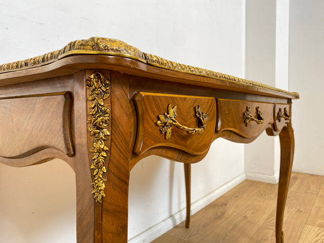 WMK Prunkvoller & filigraner freistehender Schreibtisch im Stile von Louis XV mit Schreibfläche im Leder & edlen Messingbeschlägen, um 1960 # Bureau Plat Arbeitstisch Lady Sekretär Desk Barock Vintage