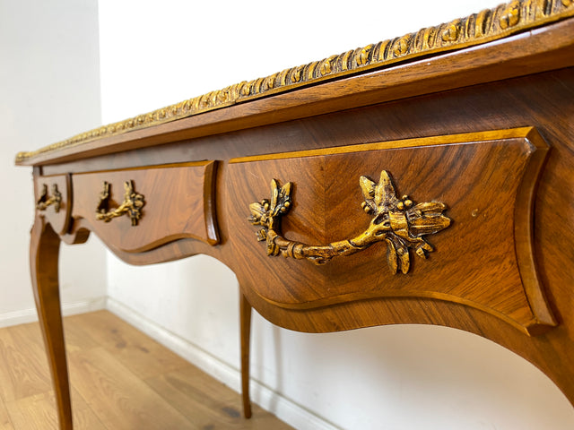 WMK Prunkvoller & filigraner freistehender Schreibtisch im Stile von Louis XV mit Schreibfläche im Leder & edlen Messingbeschlägen, um 1960 # Bureau Plat Arbeitstisch Lady Sekretär Desk Barock Vintage