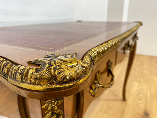 WMK Prunkvoller & filigraner freistehender Schreibtisch im Stile von Louis XV mit Schreibfläche im Leder & edlen Messingbeschlägen, um 1960 # Bureau Plat Arbeitstisch Lady Sekretär Desk Barock Vintage