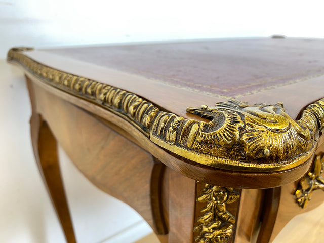 WMK Prunkvoller & filigraner freistehender Schreibtisch im Stile von Louis XV mit Schreibfläche im Leder & edlen Messingbeschlägen, um 1960 # Bureau Plat Arbeitstisch Lady Sekretär Desk Barock Vintage