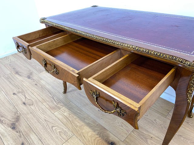 WMK Prunkvoller & filigraner freistehender Schreibtisch im Stile von Louis XV mit Schreibfläche im Leder & edlen Messingbeschlägen, um 1960 # Bureau Plat Arbeitstisch Lady Sekretär Desk Barock Vintage