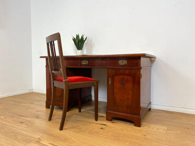 WMK Imposanter freistellender 50er Jahre Schreibtisch aus vollem Holz im englischen Stil mit 7 Schubladen & Messingbeschlägen # Desk Arbeitstisch Cheftisch Sekretär Regency Vintage Kolonial Jugendstil