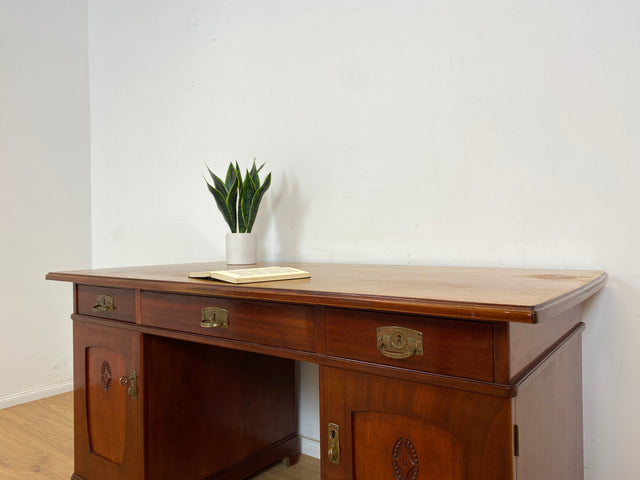 WMK Imposanter freistellender 50er Jahre Schreibtisch aus vollem Holz im englischen Stil mit 7 Schubladen & Messingbeschlägen # Desk Arbeitstisch Cheftisch Sekretär Regency Vintage Kolonial Jugendstil