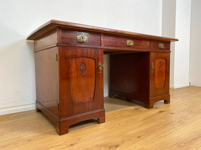 WMK Imposanter freistellender 50er Jahre Schreibtisch aus vollem Holz im englischen Stil mit 7 Schubladen & Messingbeschlägen # Desk Arbeitstisch Cheftisch Sekretär Regency Vintage Kolonial Jugendstil