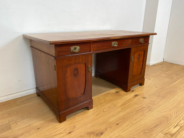 WMK Imposanter freistellender 50er Jahre Schreibtisch aus vollem Holz im englischen Stil mit 7 Schubladen & Messingbeschlägen # Desk Arbeitstisch Cheftisch Sekretär Regency Vintage Kolonial Jugendstil