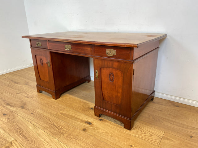 WMK Imposanter freistellender 50er Jahre Schreibtisch aus vollem Holz im englischen Stil mit 7 Schubladen & Messingbeschlägen # Desk Arbeitstisch Cheftisch Sekretär Regency Vintage Kolonial Jugendstil