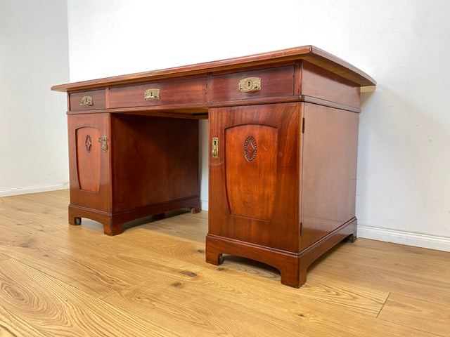 WMK Imposanter freistellender 50er Jahre Schreibtisch aus vollem Holz im englischen Stil mit 7 Schubladen & Messingbeschlägen # Desk Arbeitstisch Cheftisch Sekretär Regency Vintage Kolonial Jugendstil