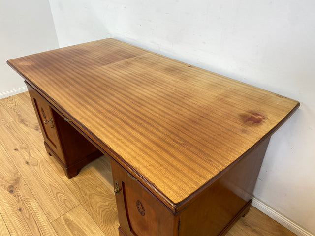 WMK Imposanter freistellender 50er Jahre Schreibtisch aus vollem Holz im englischen Stil mit 7 Schubladen & Messingbeschlägen # Desk Arbeitstisch Cheftisch Sekretär Regency Vintage Kolonial Jugendstil