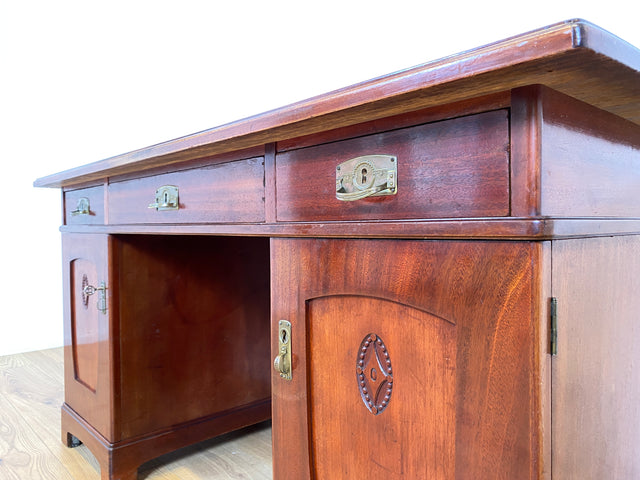 WMK Imposanter freistellender 50er Jahre Schreibtisch aus vollem Holz im englischen Stil mit 7 Schubladen & Messingbeschlägen # Desk Arbeitstisch Cheftisch Sekretär Regency Vintage Kolonial Jugendstil