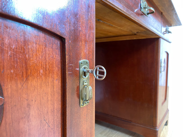 WMK Imposanter freistellender 50er Jahre Schreibtisch aus vollem Holz im englischen Stil mit 7 Schubladen & Messingbeschlägen # Desk Arbeitstisch Cheftisch Sekretär Regency Vintage Kolonial Jugendstil