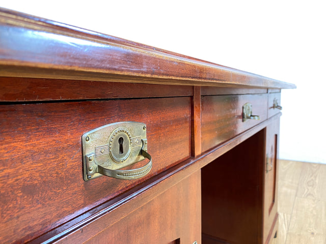 WMK Imposanter freistellender 50er Jahre Schreibtisch aus vollem Holz im englischen Stil mit 7 Schubladen & Messingbeschlägen # Desk Arbeitstisch Cheftisch Sekretär Regency Vintage Kolonial Jugendstil