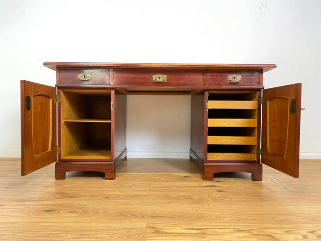 WMK Imposanter freistellender 50er Jahre Schreibtisch aus vollem Holz im englischen Stil mit 7 Schubladen & Messingbeschlägen # Desk Arbeitstisch Cheftisch Sekretär Regency Vintage Kolonial Jugendstil