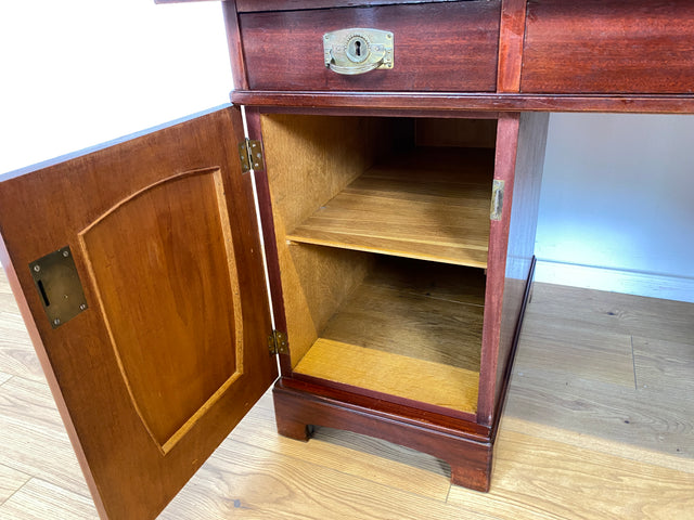 WMK Imposanter freistellender 50er Jahre Schreibtisch aus vollem Holz im englischen Stil mit 7 Schubladen & Messingbeschlägen # Desk Arbeitstisch Cheftisch Sekretär Regency Vintage Kolonial Jugendstil