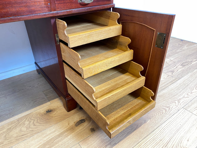 WMK Imposanter freistellender 50er Jahre Schreibtisch aus vollem Holz im englischen Stil mit 7 Schubladen & Messingbeschlägen # Desk Arbeitstisch Cheftisch Sekretär Regency Vintage Kolonial Jugendstil