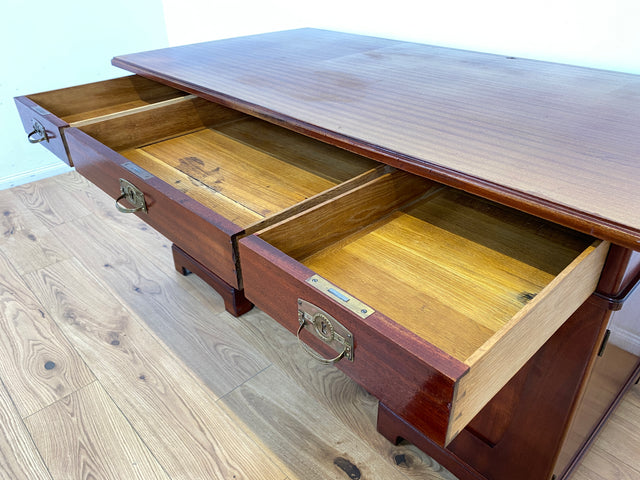 WMK Imposanter freistellender 50er Jahre Schreibtisch aus vollem Holz im englischen Stil mit 7 Schubladen & Messingbeschlägen # Desk Arbeitstisch Cheftisch Sekretär Regency Vintage Kolonial Jugendstil