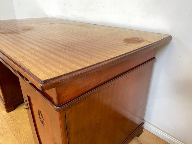 WMK Imposanter freistellender 50er Jahre Schreibtisch aus vollem Holz im englischen Stil mit 7 Schubladen & Messingbeschlägen # Desk Arbeitstisch Cheftisch Sekretär Regency Vintage Kolonial Jugendstil