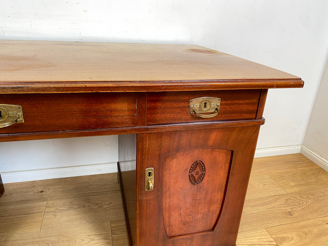 WMK Imposanter freistellender 50er Jahre Schreibtisch aus vollem Holz im englischen Stil mit 7 Schubladen & Messingbeschlägen # Desk Arbeitstisch Cheftisch Sekretär Regency Vintage Kolonial Jugendstil