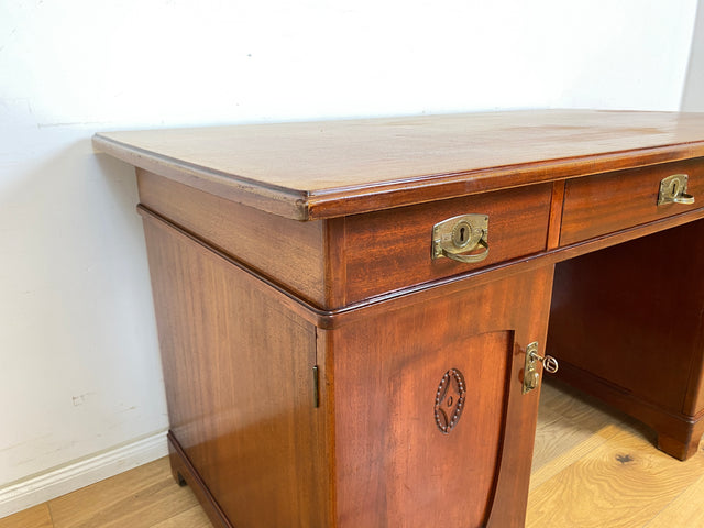 WMK Imposanter freistellender 50er Jahre Schreibtisch aus vollem Holz im englischen Stil mit 7 Schubladen & Messingbeschlägen # Desk Arbeitstisch Cheftisch Sekretär Regency Vintage Kolonial Jugendstil