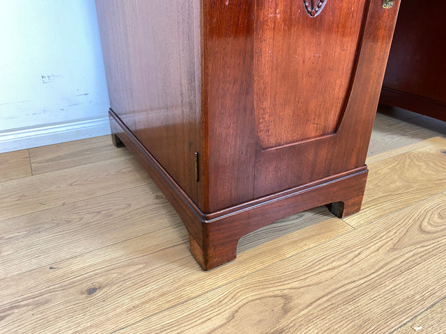 WMK Imposanter freistellender 50er Jahre Schreibtisch aus vollem Holz im englischen Stil mit 7 Schubladen & Messingbeschlägen # Desk Arbeitstisch Cheftisch Sekretär Regency Vintage Kolonial Jugendstil