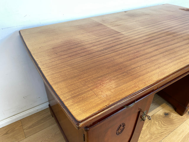 WMK Imposanter freistellender 50er Jahre Schreibtisch aus vollem Holz im englischen Stil mit 7 Schubladen & Messingbeschlägen # Desk Arbeitstisch Cheftisch Sekretär Regency Vintage Kolonial Jugendstil