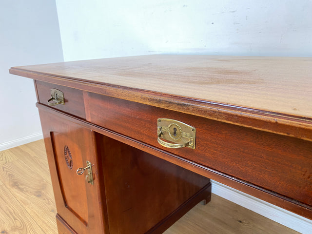 WMK Imposanter freistellender 50er Jahre Schreibtisch aus vollem Holz im englischen Stil mit 7 Schubladen & Messingbeschlägen # Desk Arbeitstisch Cheftisch Sekretär Regency Vintage Kolonial Jugendstil