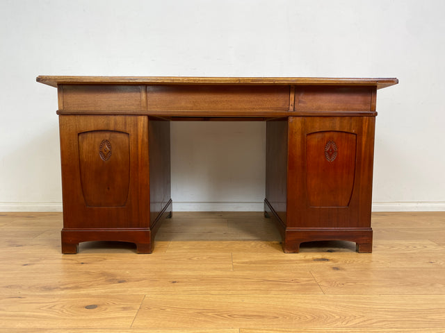 WMK Imposanter freistellender 50er Jahre Schreibtisch aus vollem Holz im englischen Stil mit 7 Schubladen & Messingbeschlägen # Desk Arbeitstisch Cheftisch Sekretär Regency Vintage Kolonial Jugendstil