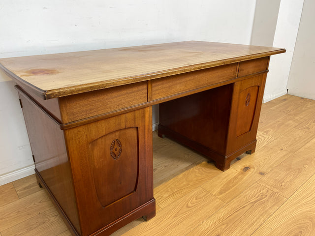 WMK Imposanter freistellender 50er Jahre Schreibtisch aus vollem Holz im englischen Stil mit 7 Schubladen & Messingbeschlägen # Desk Arbeitstisch Cheftisch Sekretär Regency Vintage Kolonial Jugendstil