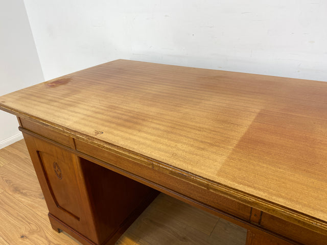 WMK Imposanter freistellender 50er Jahre Schreibtisch aus vollem Holz im englischen Stil mit 7 Schubladen & Messingbeschlägen # Desk Arbeitstisch Cheftisch Sekretär Regency Vintage Kolonial Jugendstil