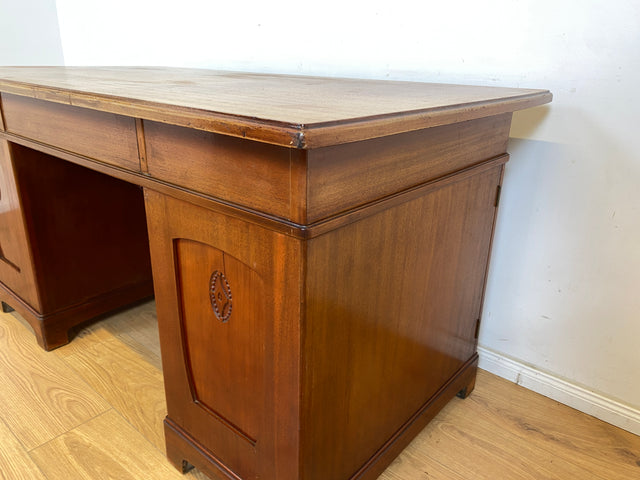 WMK Imposanter freistellender 50er Jahre Schreibtisch aus vollem Holz im englischen Stil mit 7 Schubladen & Messingbeschlägen # Desk Arbeitstisch Cheftisch Sekretär Regency Vintage Kolonial Jugendstil