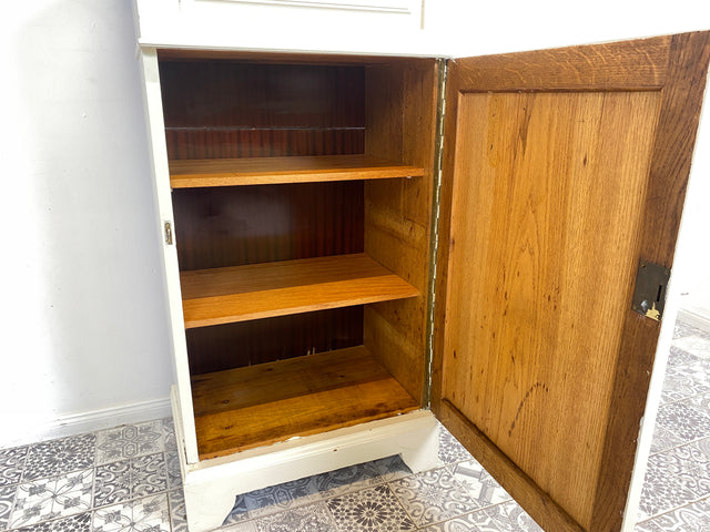 WMK Hübsche und sehr gut erhaltene schmale antike Kommode , früherer Musikschrank , aus vollem Holz in weiß lackiert # Schrank Phonoschrank Beistelltisch Truhe Säule Jugendstil Art Deco Vintage