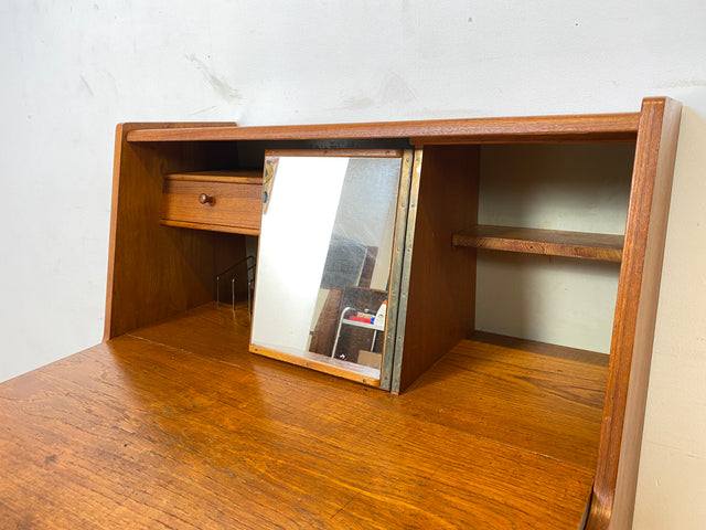 WMK I Stilvoller skandinavischer Mid-century Sekretär in Teakholz mit ausklappbarem Spiegel I Schminkkommode Schminktisch Schreibtisch Schreibkommode Kommode Danish Design Vintage Berlin Nürnberg Köln