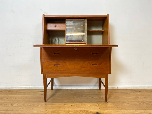 WMK I Stilvoller skandinavischer Mid-century Sekretär in Teakholz mit ausklappbarem Spiegel I Schminkkommode Schminktisch Schreibtisch Schreibkommode Kommode Danish Design Vintage Berlin Nürnberg Köln