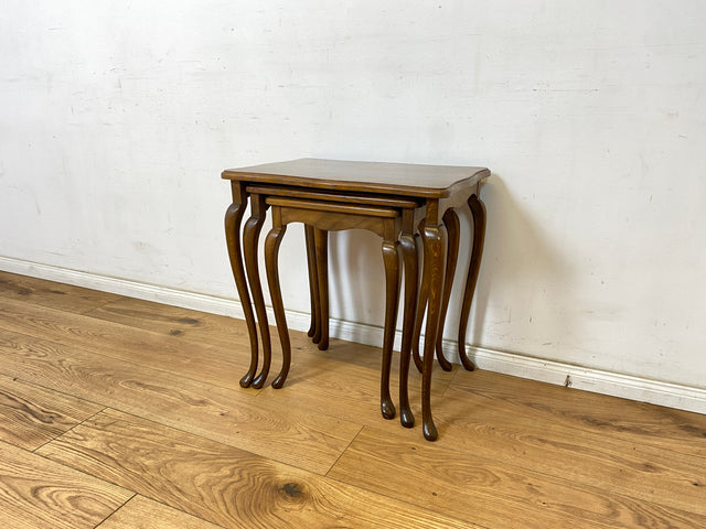 WMK Hübscher, praktischer & gut erhaltener 60er Jahre Chippendale 3-in-1 Satztisch mit formschönen Tatzenfüßen # Beistelltisch Coffee Table Wohnzimmertisch Couchtisch Blumentisch Stilmöbel Vintage