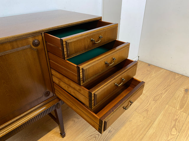 WMK Hochwertiges und sehr gut erhaltenes 230cm langes dänisches Stilmöbel Sideboard im antikem Stil mit Schubladen und Schiebetüren # Anrichte Büfett Buffett Schrank TV-Lowboard Kommode Vintage 70er