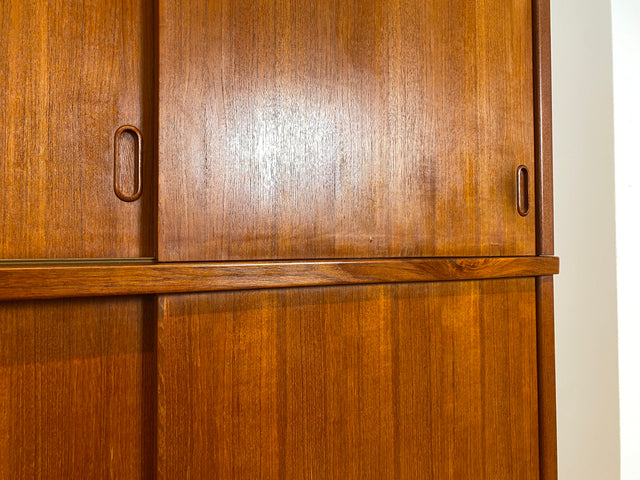 WMK Stilvoller & geräumiger großer skandinavischer Kleiderschrank in Teakholz mit Schiebetüren & Aufsatz # Schrank Wäscheschrank Schlafzimmerschrank Wardrobe Danish Design Mid-Century Vintage Teak