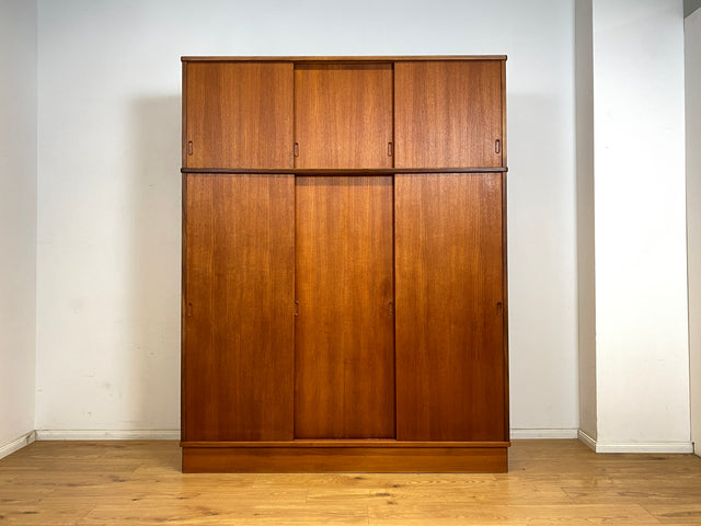 WMK Stilvoller & gut erhaltener großer skandinavischer Kleiderschrank , Vollholz in Teak , mit Schiebetüren & Aufsatz # Schrank Schlafzimmerschrank Wardrobe Danish Design Mid-Century Vintage Teakholz